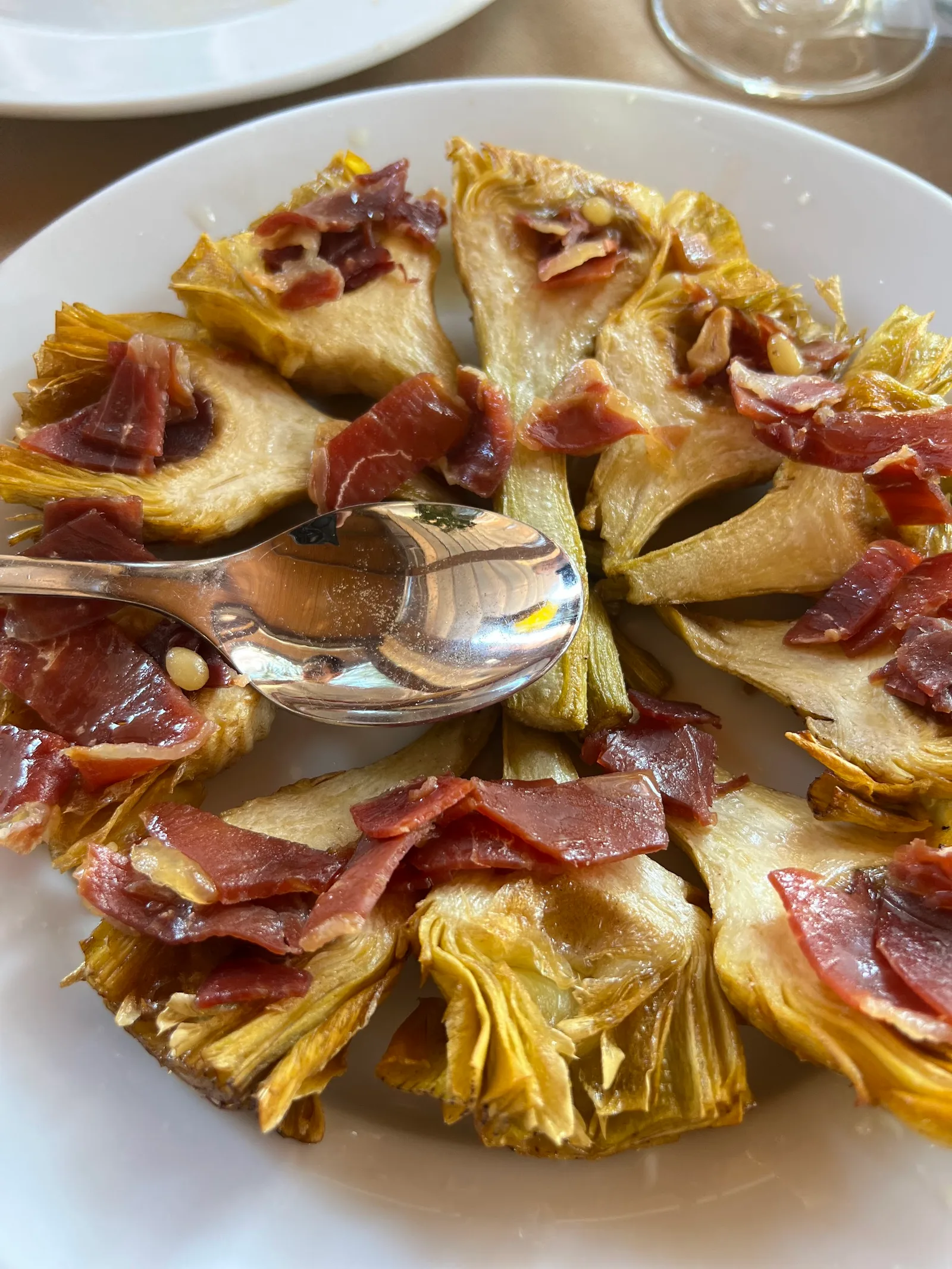 Alcachofas con jamón serrano y piñones