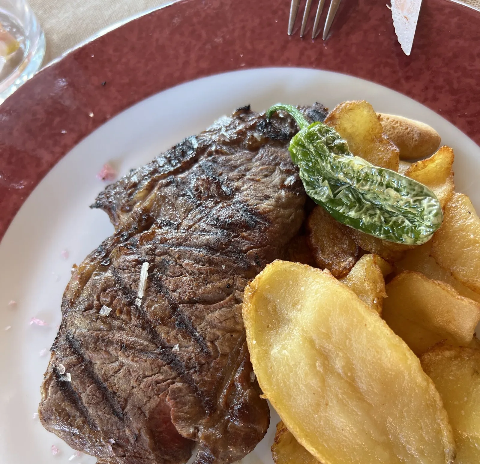 Entrecot a la brasa con patatas caseras y pimiento verde