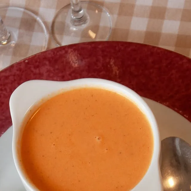 Cuenco de gazpacho casero servido en mesa vestida