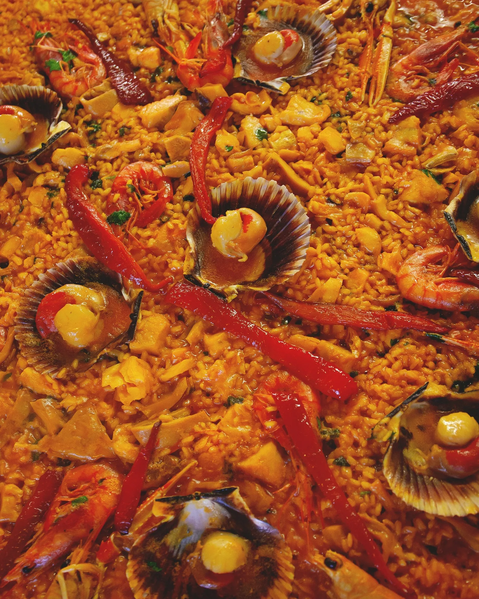 Paella de marisco con vieiras, gambas y pimiento asado