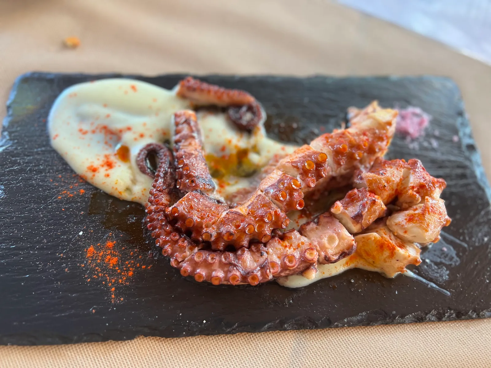 Pulpo a la brasa sobre pizarra con parmentier y pimentón